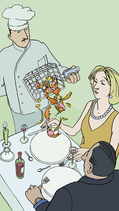 Ein Tellerchen voll Scheibchen im Mäntelchen, Koch bringt seltsames Essen an den Tisch.