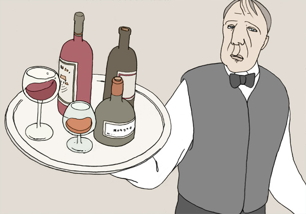 Server, Ein Kellner bringt auf dem Tablett verschiedene Flaschen mit Alkohol und Gläser.